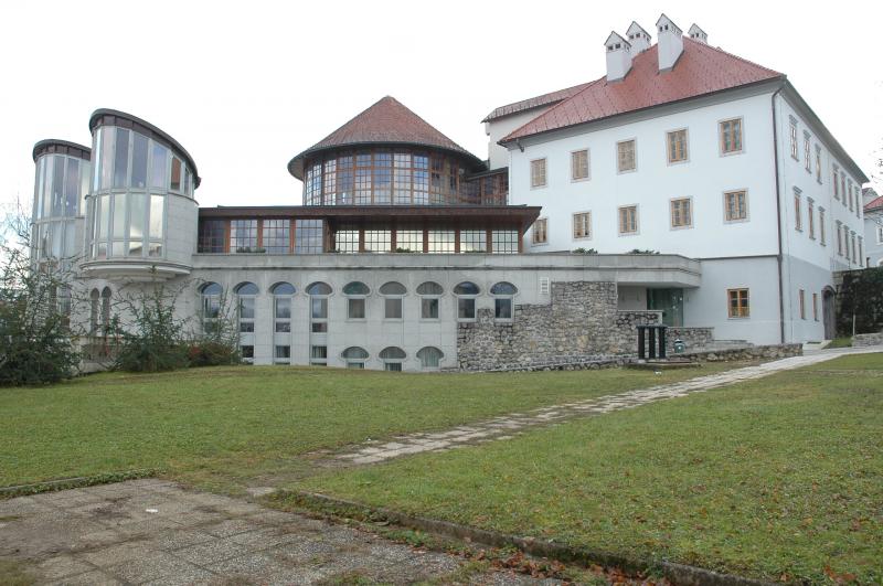 http://www.librarybuildings.info/sites/default/files/5Pogled%20s%20strani2,%20foto%20T.%20Golob_0.JPG