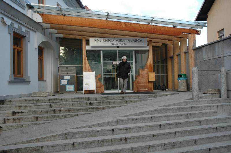 http://www.librarybuildings.info/sites/default/files/8Glavni%20vhod,%20foto%20T.%20Golob.JPG